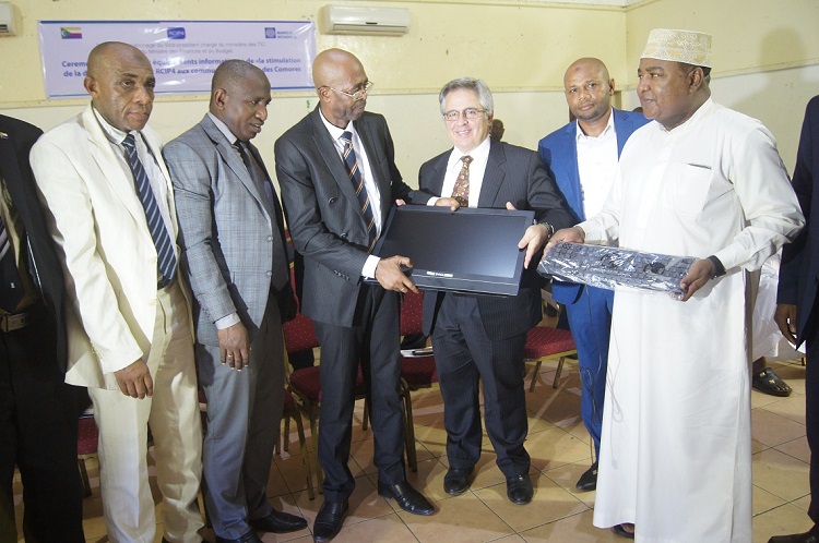 image Remise d’équipements informatiques aux communes / 540 ordinateurs pour les 54 communes